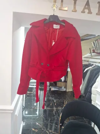 Cappotto rosso con cintura