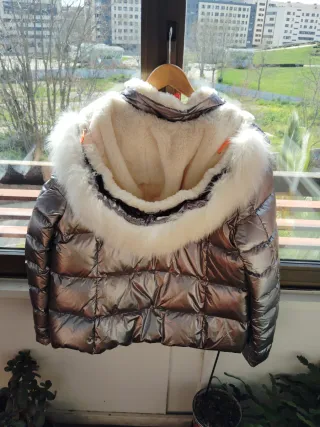 Plumífero plata capucha pelo natural . 7 seasons