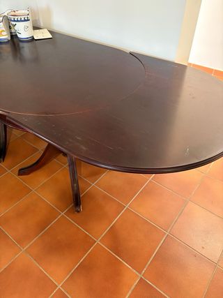 Mesa de comedor ovalada de madera