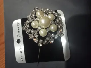Broche plateado con perlas blancas