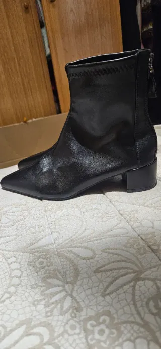 Botines negros punta fina tacón bajo