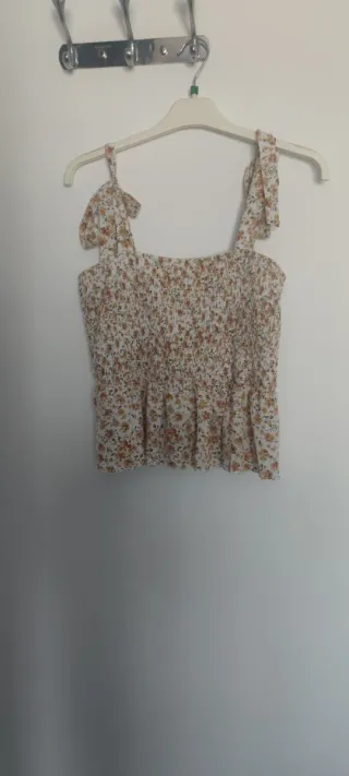 Blusa floral veraniega con tirantes