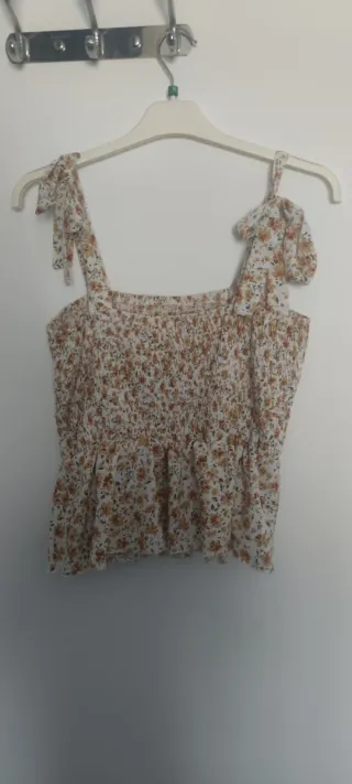 Blusa floral veraniega con tirantes