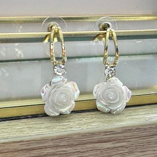 Pendientes rosas blancas y doradas