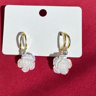 Pendientes rosas blancas y doradas