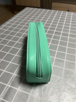 Estuche azul y verde con diseño retro