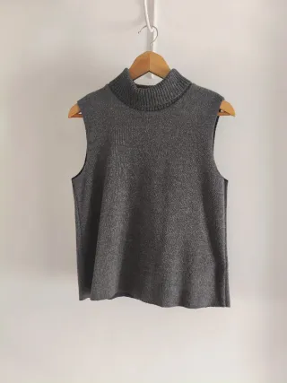 Chaleco Zara cuello alto gris de punto