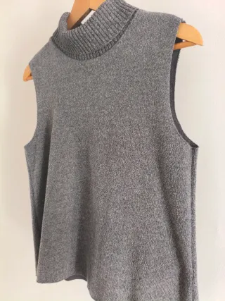 Chaleco Zara cuello alto gris de punto