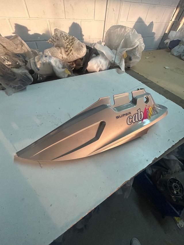 Tapa lateral izq Hyosung Super Cab Plus