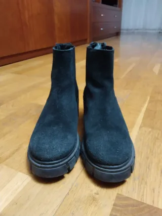 Botín mujer ante negro