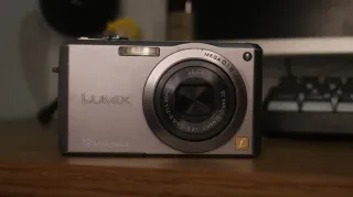 Panasonic Lumix DMC FX100 Cámara Digital + Accesor