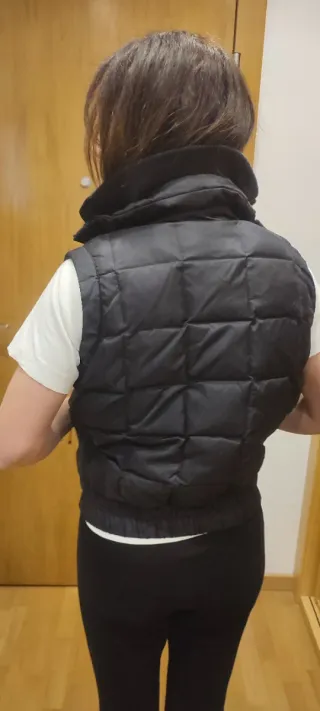 Chaleco de plumas negro