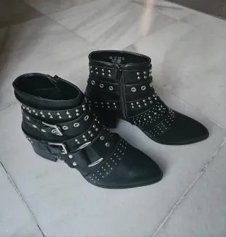 Botines Fergalicious by Fergie Negros Estoperoles