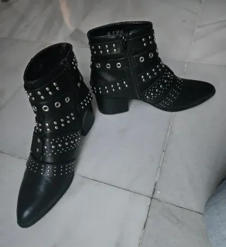 Botines Fergalicious by Fergie Negros Estoperoles