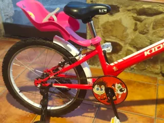 Bicicleta infantil roja con ruedines
