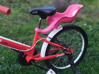 Bicicleta infantil roja con ruedines
