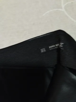 Conjunto Zara pantalón polipiel y suéter Cortefiel