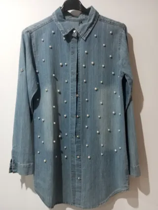 Camisa vaquera con perlas