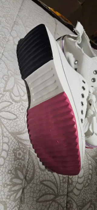 Zapatillas blancas con detalles morados