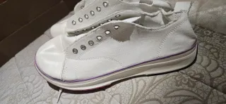Zapatillas blancas con detalles morados