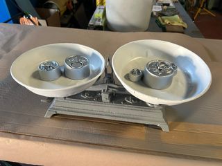 Báscula antigua con pesas