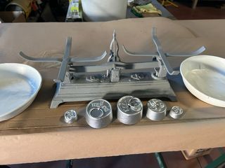 Báscula antigua con pesas