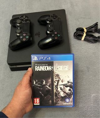 PS4 Slim Negra + 2 Mandos + Juego