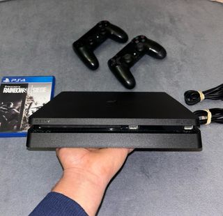 PS4 Slim Negra + 2 Mandos + Juego