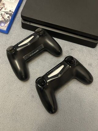 PS4 Slim Negra + 2 Mandos + Juego