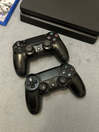 PS4 Slim Negra + 2 Mandos + Juego