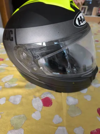 Capacete HJC preto e amarelo com wireless