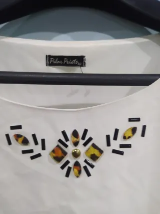 Blusa blanca con pedrería