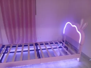 Cama infantil rosa con luces LED