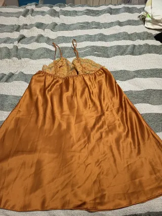 Camisón dorado con encaje