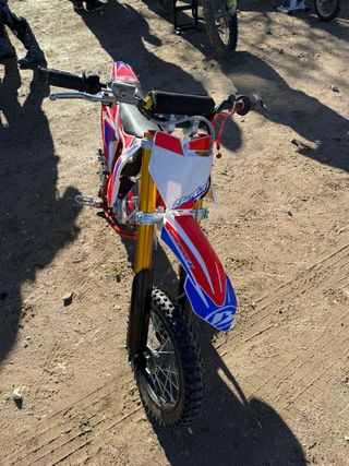 Moto infantil de motocross eléctrica marca Beta