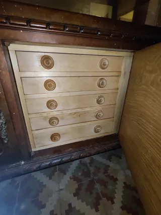 Aparador antiguo estilo Reina Ana