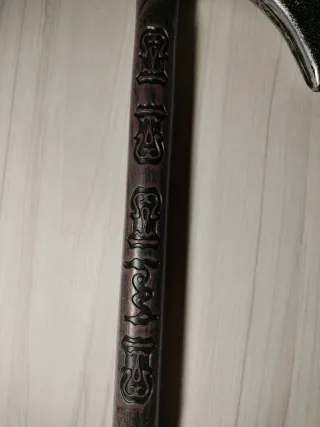 Hacha de plástico grande ideal para disfraces.