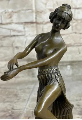 Figura de Bronce, Colinet