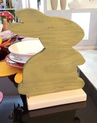 Coniglio grande in legno decorativo