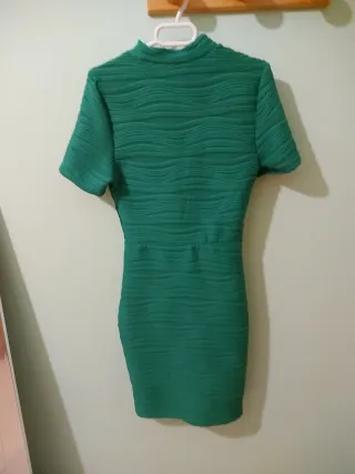 Vestido verde drapeado ajustado
