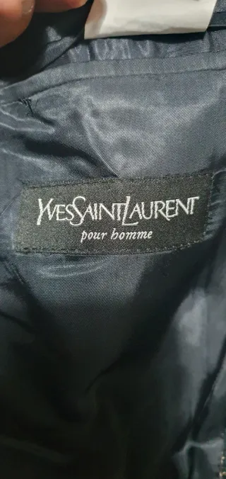 Chaqueta de traje gris y negra