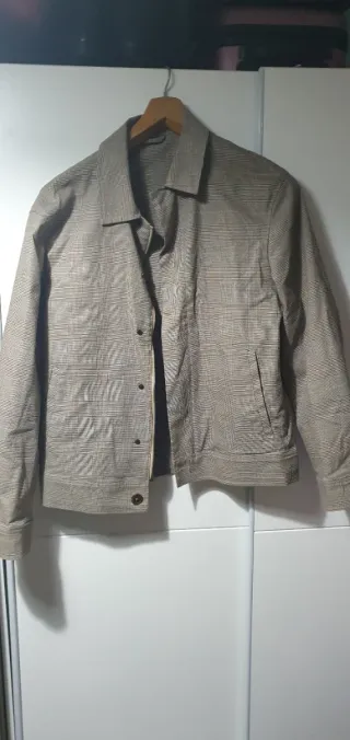 Chaqueta de traje gris y negra
