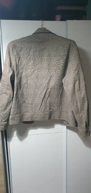 Chaqueta de traje gris y negra