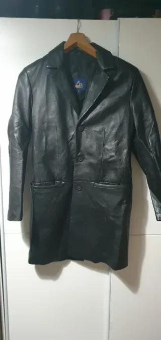 Chaqueta de traje gris y negra