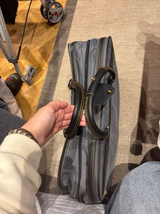 Bolsa de viaje gris, de la marca Samsonite.