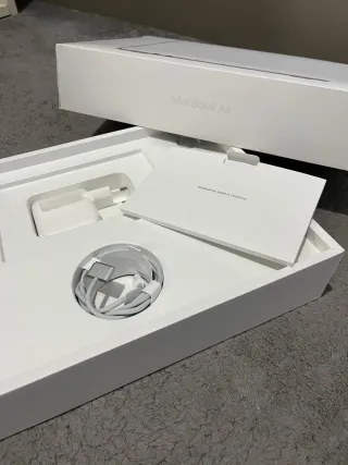 MacBook Air (Apple M2)