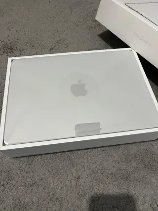 MacBook Air (Apple M2)