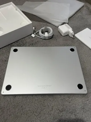 MacBook Air (Apple M2)