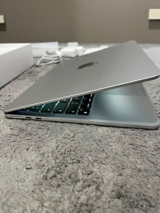 MacBook Air (Apple M2)