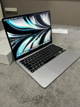 MacBook Air (Apple M2)
